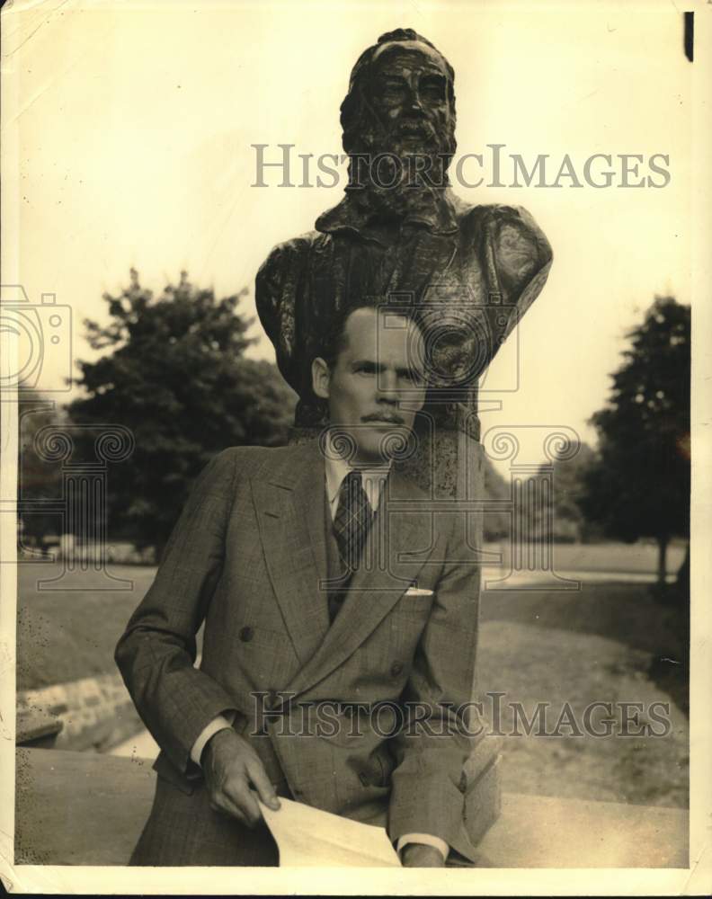 1941 Press Photo Radio Actor Star Henry Hull Sits Before Sculptor - lrx55265 - Historic Images