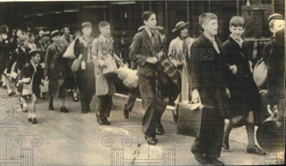 1939 Press Photo Fear Of Air Raid Cause Evacuation Of 1 Million London Children - Historic Images