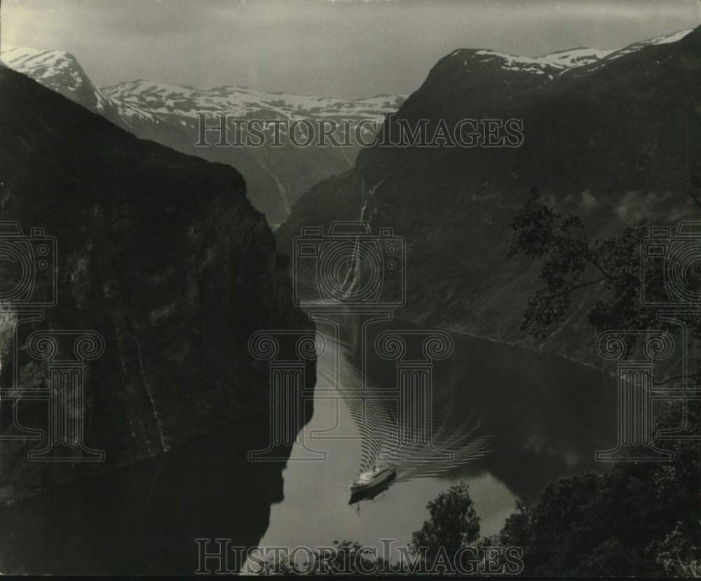 1971 Press Photo A boat travels through the Geiranger Fjord in Norway - Historic Images