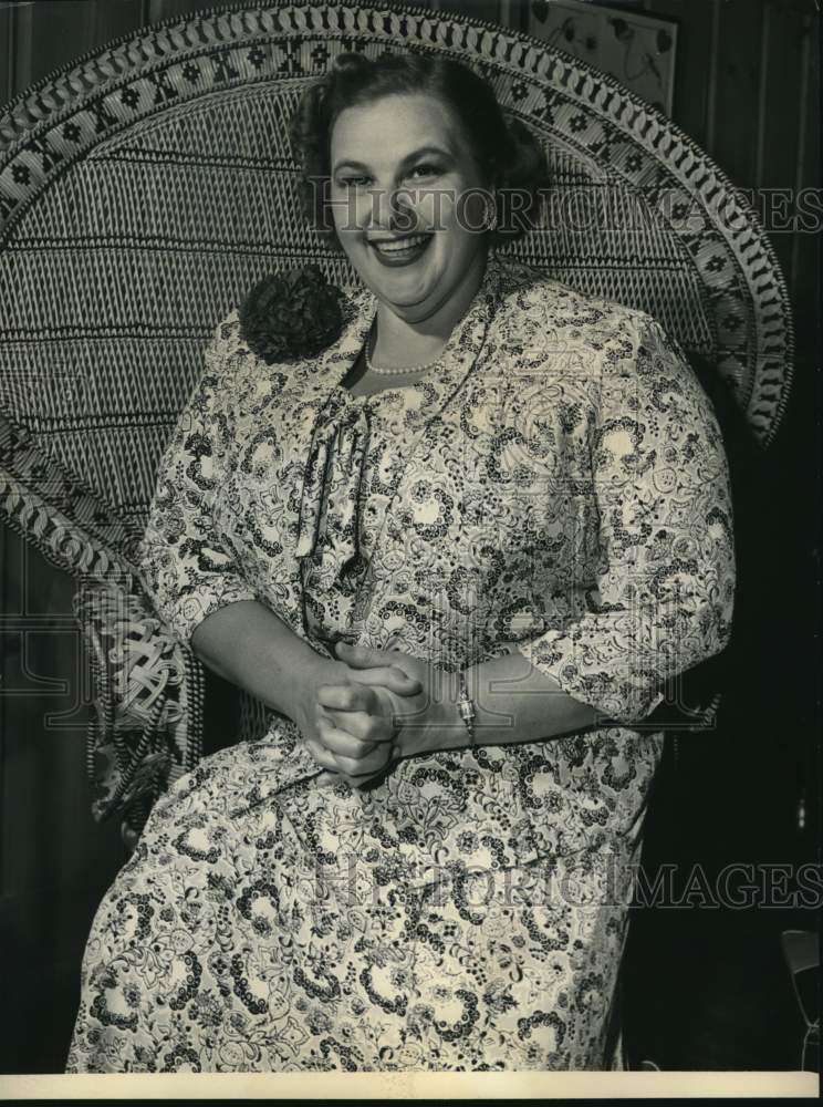1953 Press Photo Singer Kate Smith discusses her new show the &quot;Kate Smith Show&quot;- Historic Images