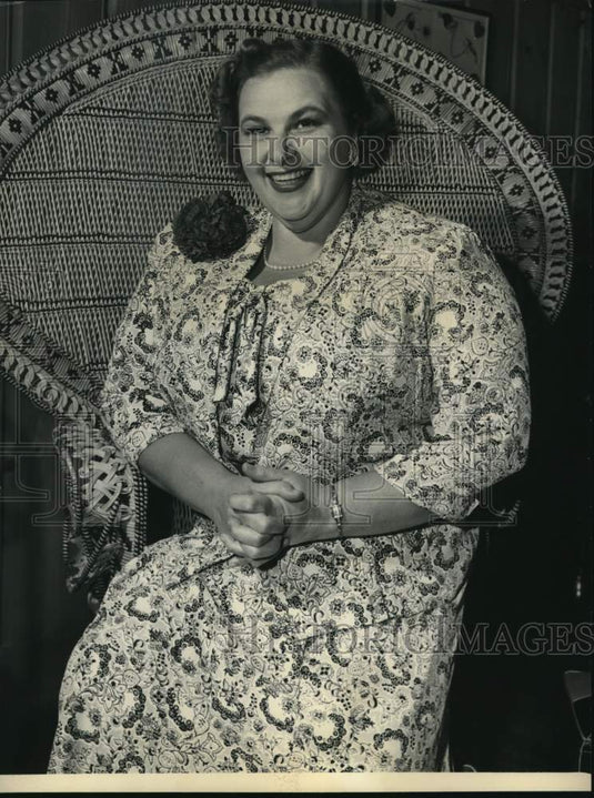 1953 Press Photo Singer Kate Smith discusses her new show the "Kate Smith Show"- Historic Images