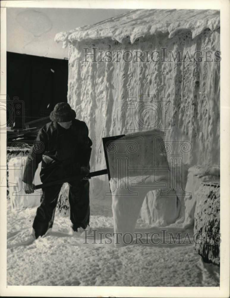 1945 Press Photo Man demonstrates using airfoam to fight fires - lrx62156 - Historic Images