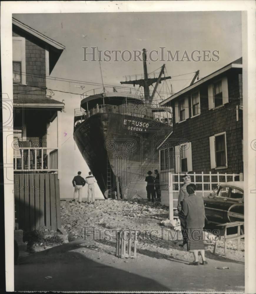 1956 Press Photo Italian freighter Etrusco aground at Scituate, Massachusetts- Historic Images