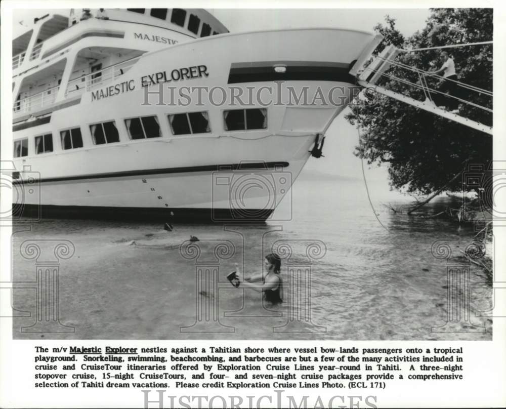 1986 Press Photo The M/V Majestic Explorer parked at a Tahitian shore- Historic Images