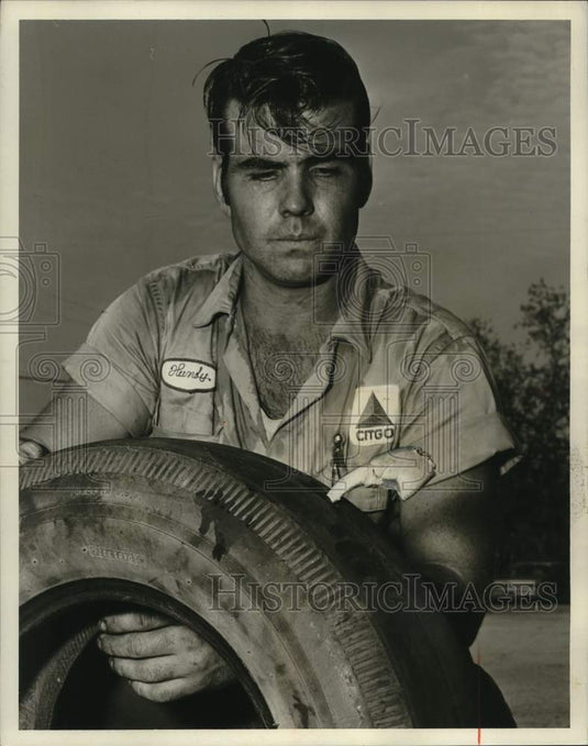 1965 Press Photo Edward Alcorn, Service Station Attendant, with land crab Claw- Historic Images