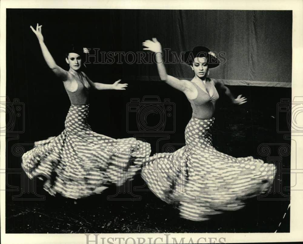 1984 Press Photo Flamingo Dancers Cheryl Hayden and Delsa Tapia practice routine- Historic Images