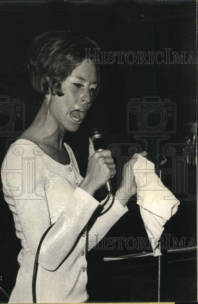 1966 Press Photo Chris Calloway sings on her opening night in a NY Night Club - Historic Images