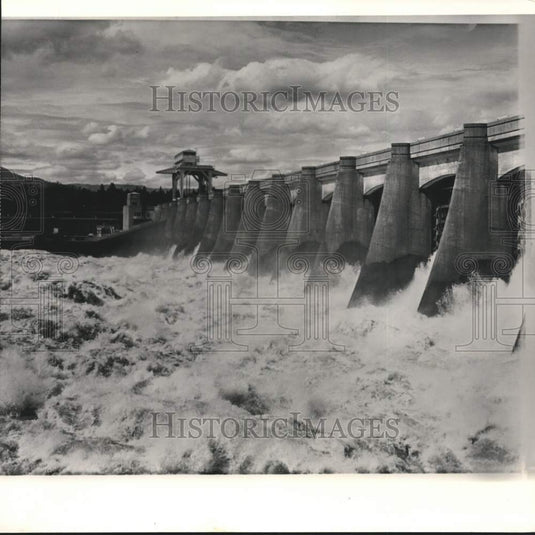 1964 Press Photo Flooding Columbia River rages through Bonneville Dam's gates - Historic Images