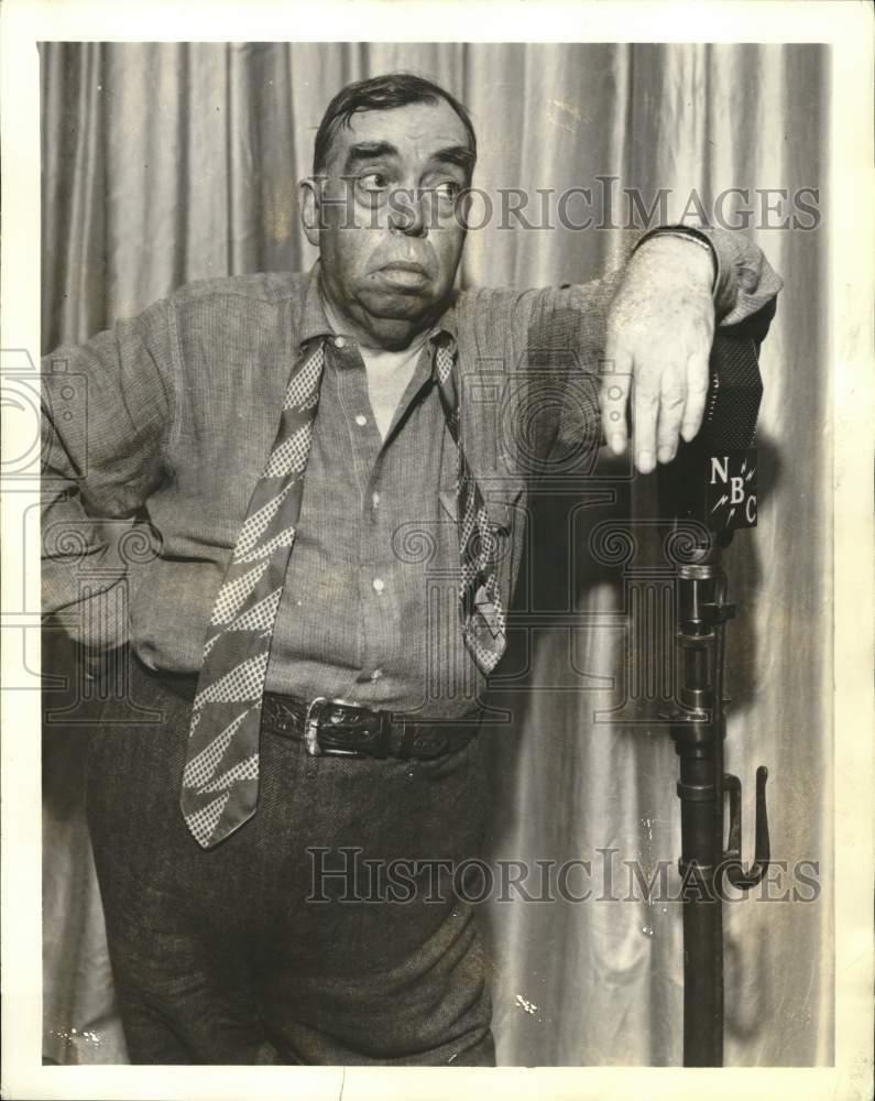 1937 Press Photo Irvin S. Cobb leans on NBC microphone at a studio - lrx78811 - Historic Images