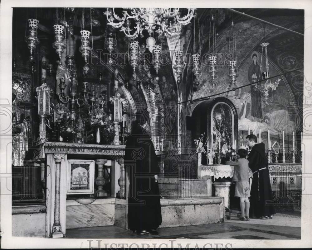 1947 Press Photo Fr.Francis Shows Boy Stabat Mater Statue at Palestine Jerusalem - Historic Images