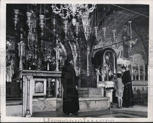 1947 Press Photo Fr.Francis Shows Boy Stabat Mater Statue at Palestine Jerusalem - Historic Images