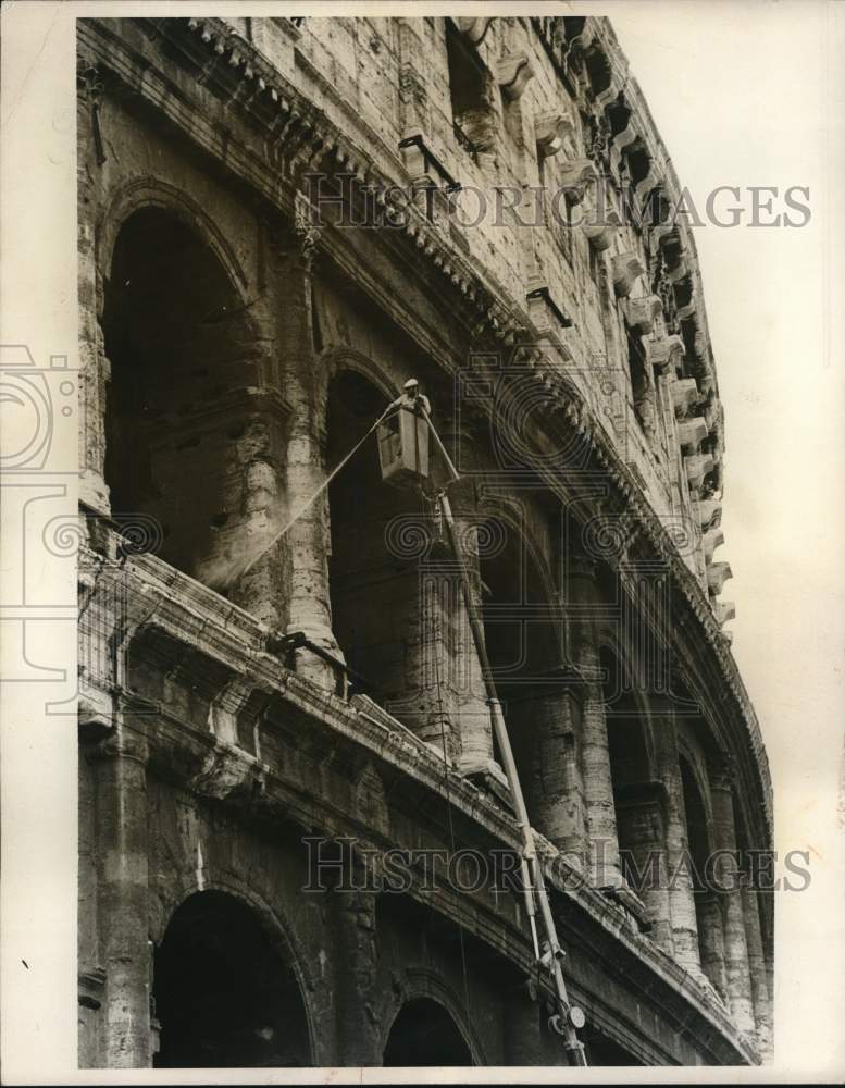 1976 Press Photo Workman Power Washes Building in Rome, Italy - lrx81512 - Historic Images