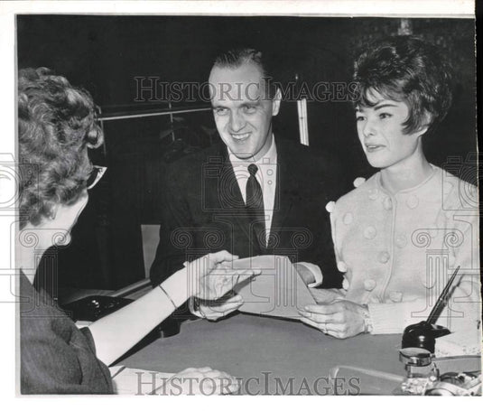 1968 Press Photo Bob Newhart & Virinia Quinn obtain marriage license in LA. - Historic Images