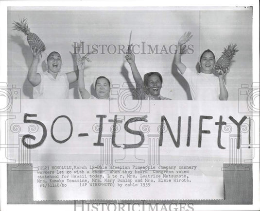 1959 Press Photo Dole Hawaiian Pineapple Company workers cheer Hawaii statehood- Historic Images