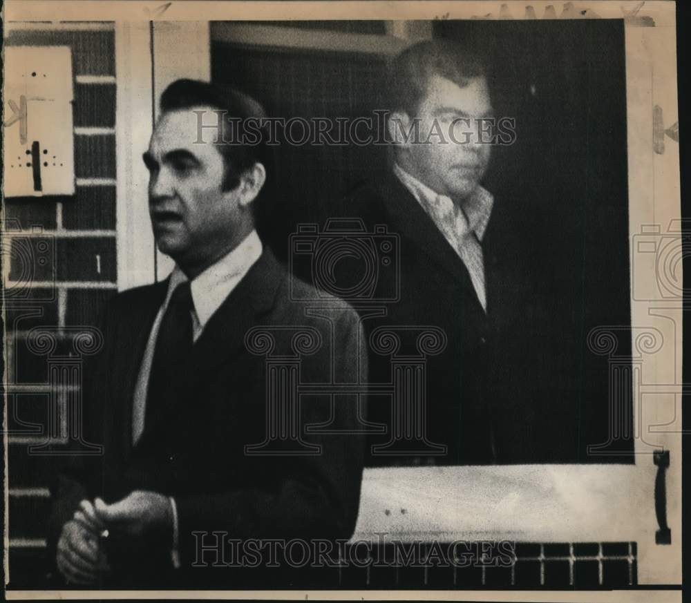 1971 Press Photo AL Governor George Wallace leaves Lt. William Calley's quarters - Historic Images