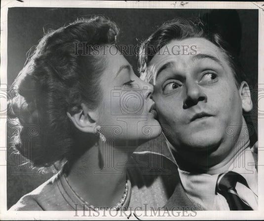 1952 Press Photo Joan Taylor kisses comedian Alan Young on the cheek. - Historic Images
