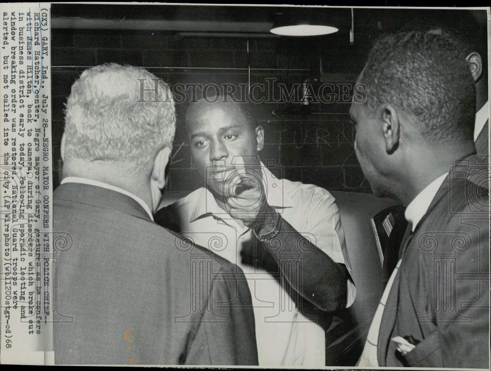 1968 Press Photo Gary Mayor Richard Hatcher confers with James Hilton after riot - Historic Images