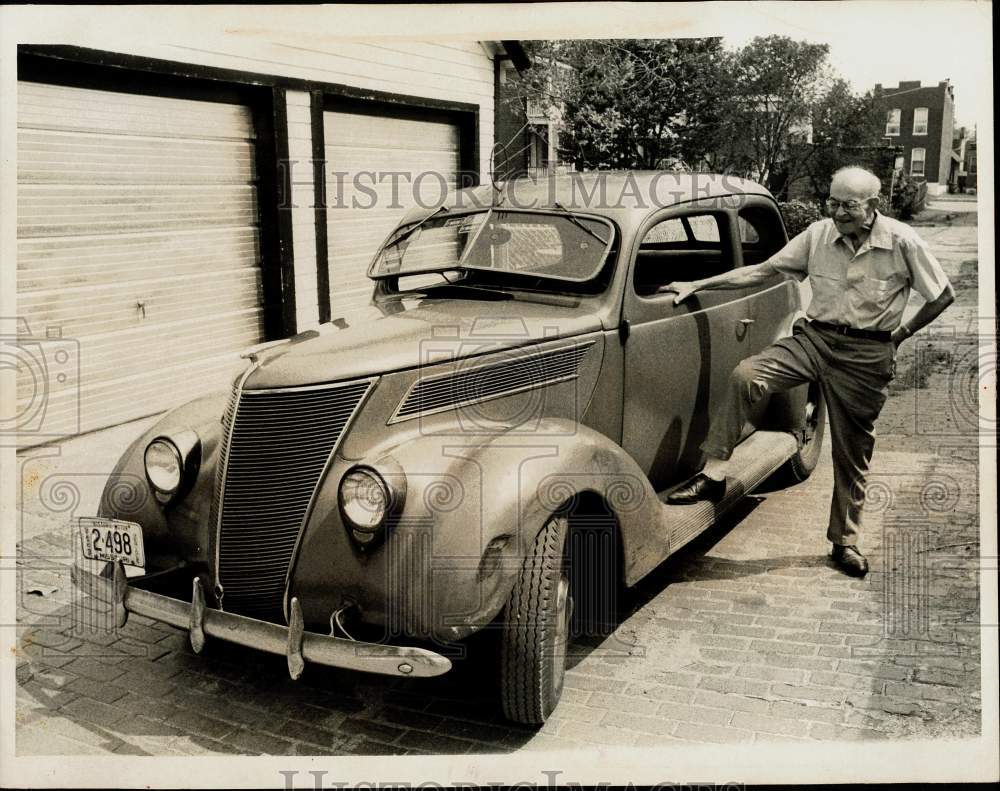 1976 Press Photo Fred Biermann, age 83, displays his &#39;37 Ford, St. Louis, MO - Historic Images