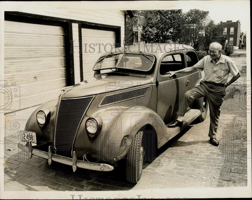 1976 Press Photo Fred Biermann, age 83, displays his '37 Ford, St. Louis, MO - Historic Images