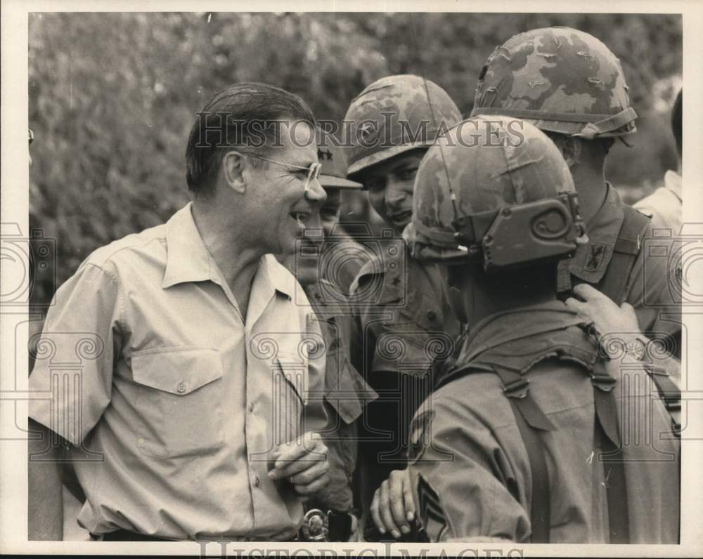 1967 Press Photo Bob McNamara visits with US soldiers in Truong, South Vietnam - Historic Images