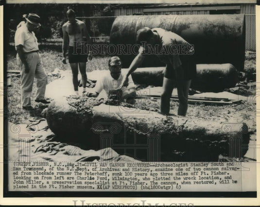 1963 Press Photo Stanley South & Sam Townsend with salvaged cannon in Fisher, NC - Historic Images