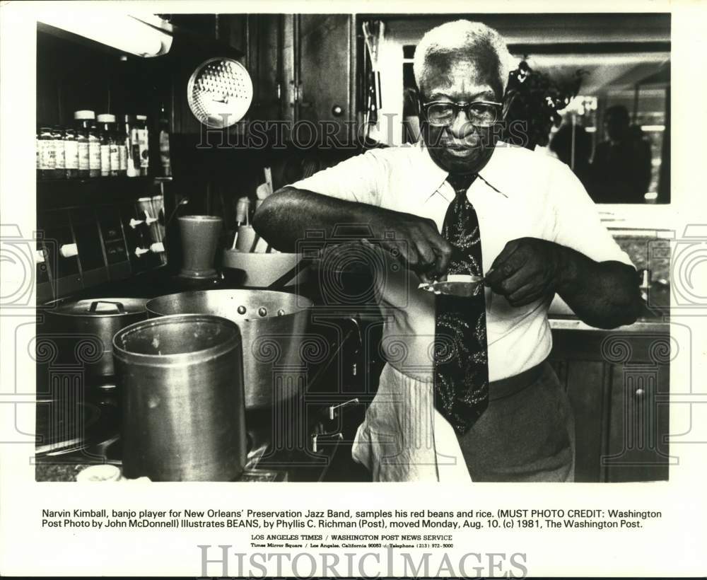 1981 Press Photo Banjo Player Narvin Kimball samples his cooking in New Orleans- Historic Images