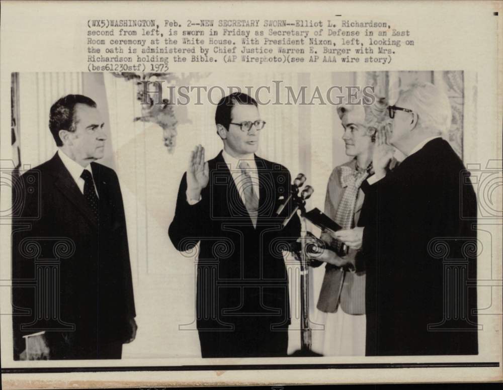 1973 Press Photo Elliot Richardson sworn in as Secretary of Defense in D.C. - Historic Images