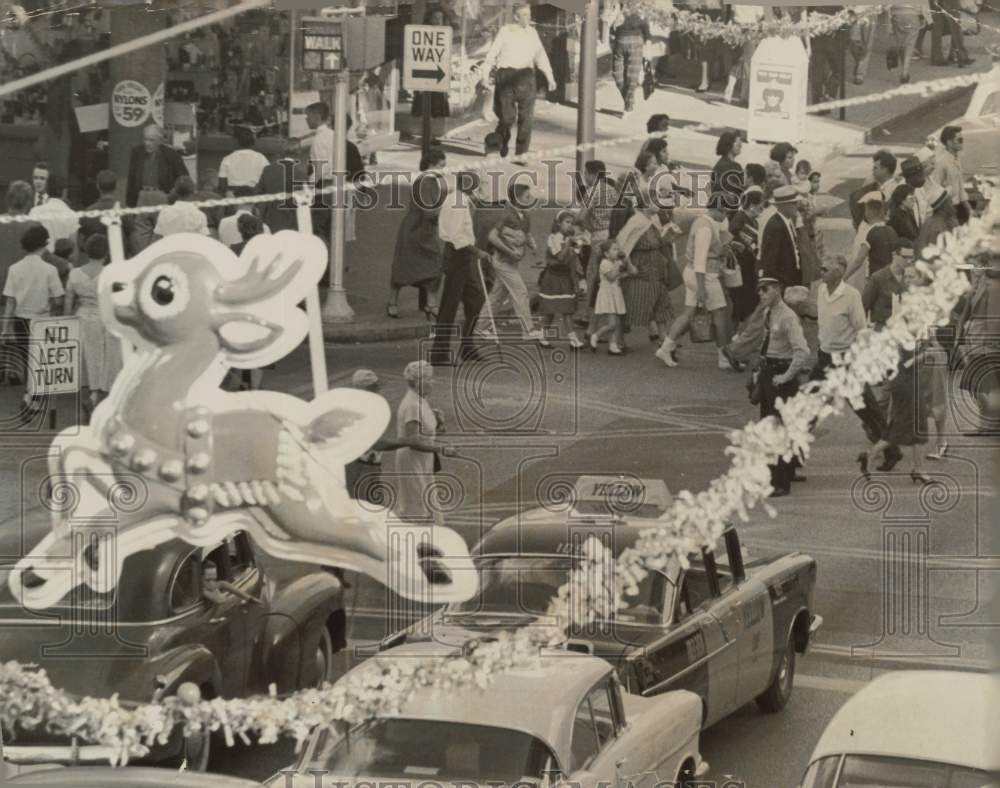 Press Photo Shoppers walking on Flagler Street, Miami, FL looking east- Historic Images