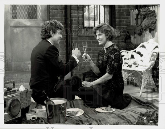 1988 Press Photo Susan Saint James & David Purdham in "Kate & Allie" on CBS- Historic Images