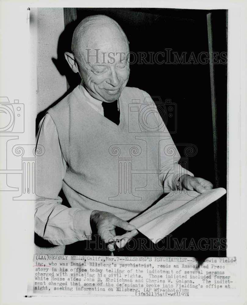 1974 Press Photo Dr. Lewis Fielding reads in his office in Beverly Hills, CA- Historic Images