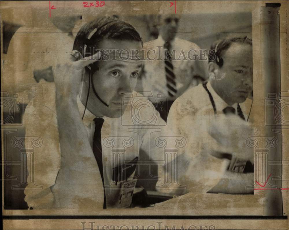 1959 Press Photo U.S. Air Force Major Charles Duke working at console on headset- Historic Images