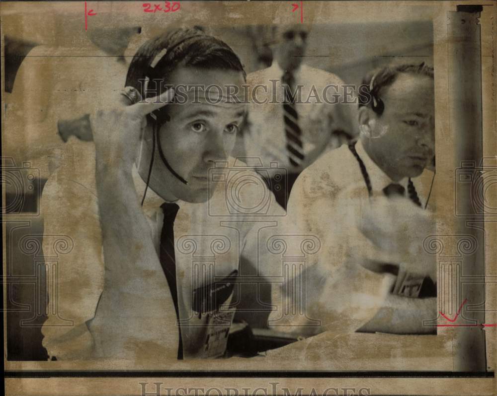 1959 Press Photo U.S. Air Force Major Charles Duke working at console on headset- Historic Images