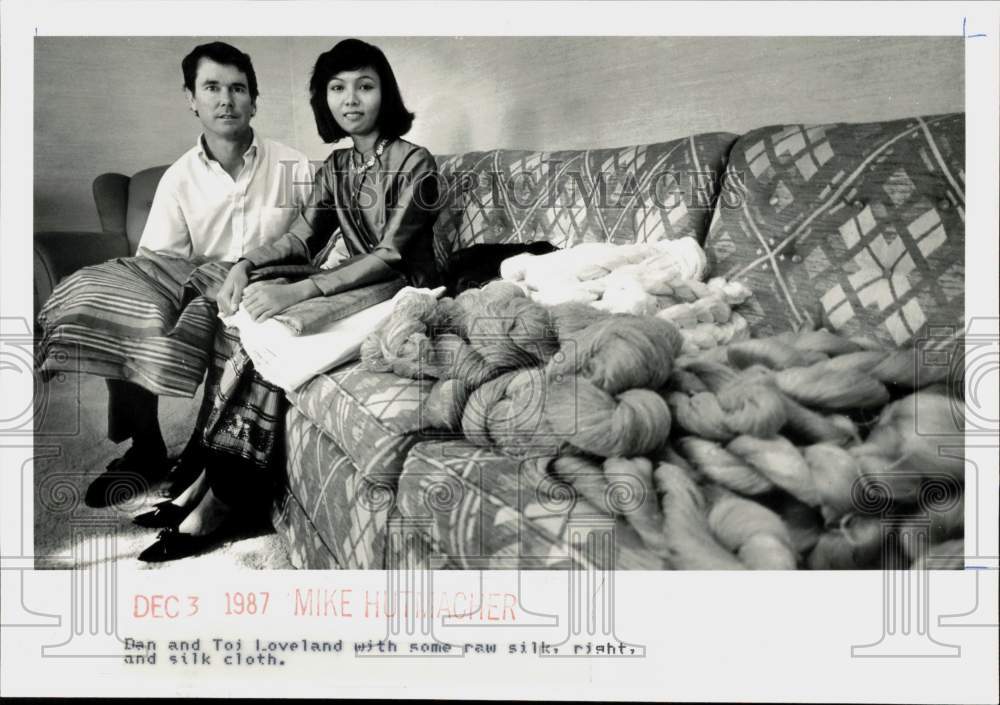 1987 Press Photo Dan and Toi Loveland with raw silk and silk cloth - lry23675- Historic Images