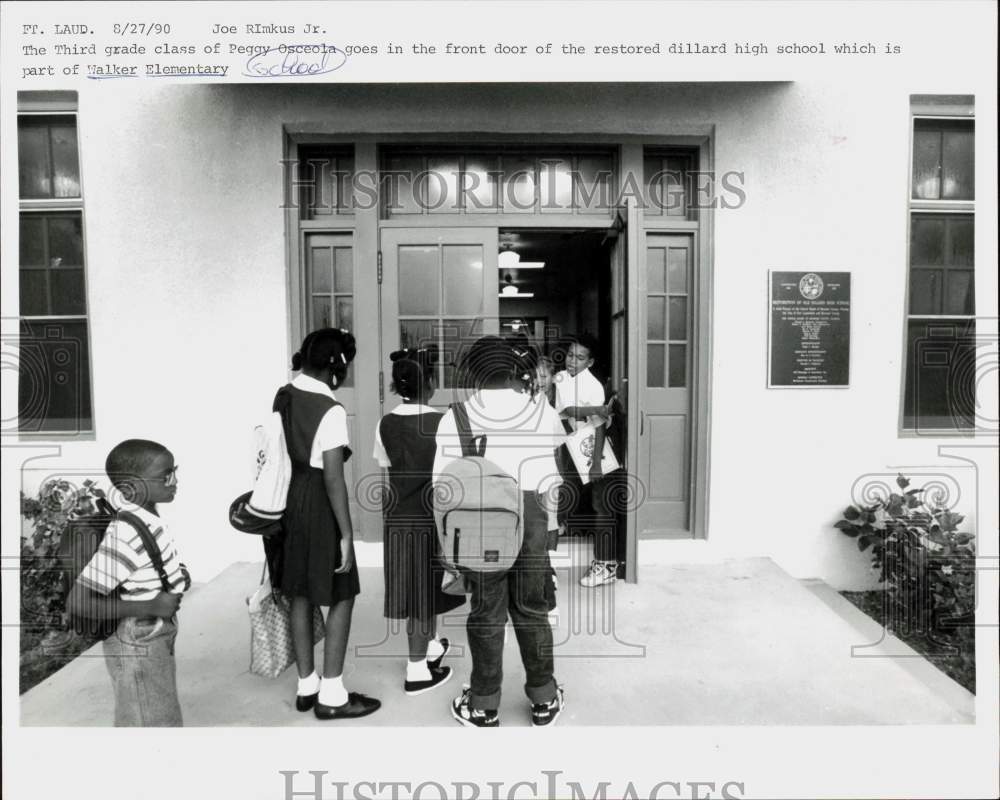 1990 Press Photo Class or Peggy Osceola in front of Dillard High School- Historic Images