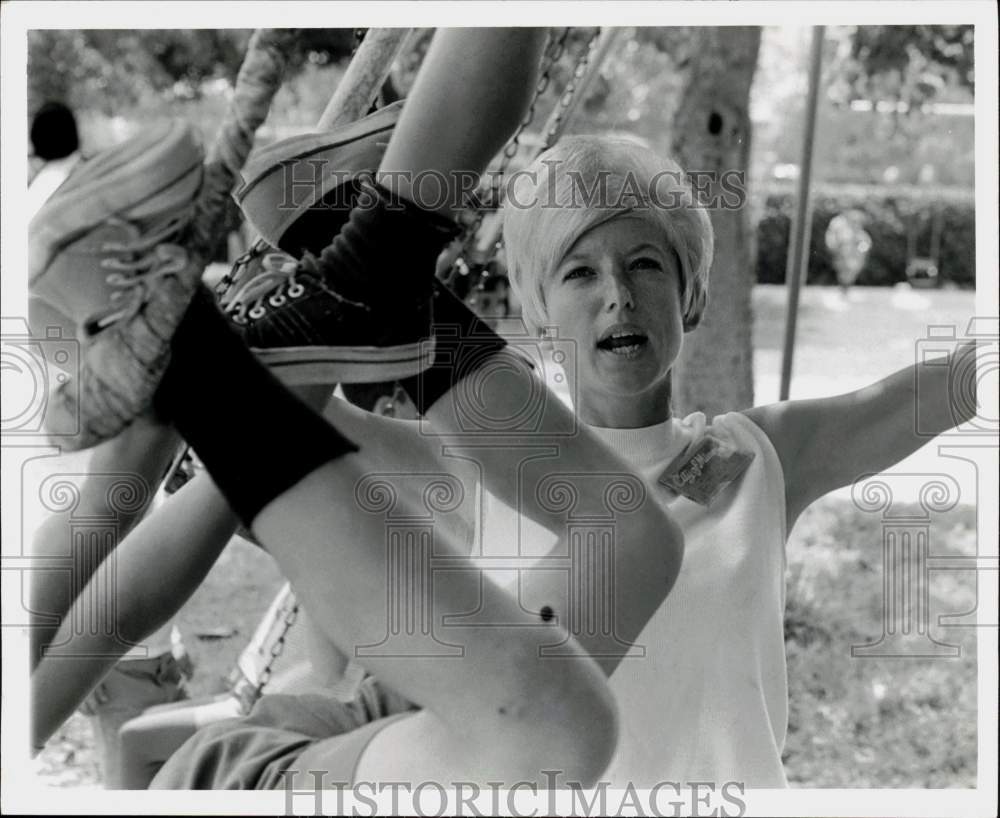 1970 Press Photo Judy McGinnis, trapeze instructor at Shenandoan Park- Historic Images