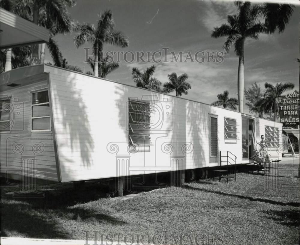 Press Photo View outside Americas largest trailer - lry24755- Historic Images