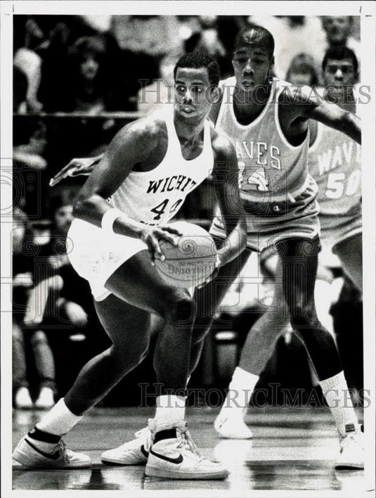 1984 Press Photo Gus Santos looks for a teammate to pass ball - lry26248- Historic Images
