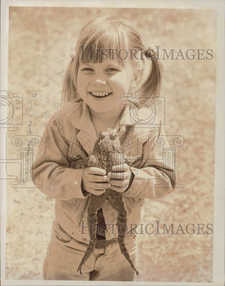 1974 Press Photo Young Girl Misty Williams Holding Frog After Contest- Historic Images