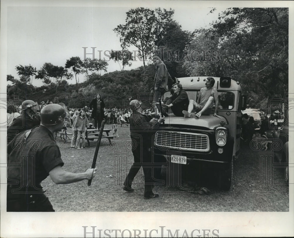 1972 Press Photo Police Move in On Young Men School Bus Incident Alternate Park - Historic Images