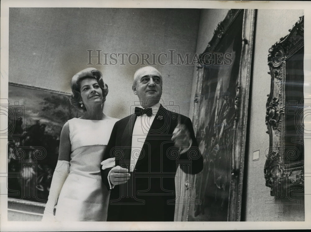 1962 Press Photo Herve Alphand and Wife View Art and Joesphine&#39;s Crown Jewels - Historic Images