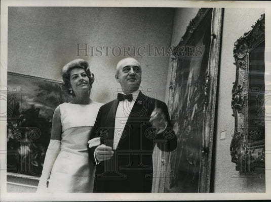1962 Press Photo Herve Alphand and Wife View Art and Joesphine's Crown Jewels - Historic Images