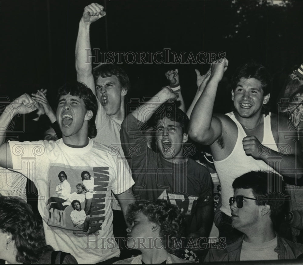 1986 Press Photo The Alpine Valley audience cheered Bachman-Turner Overdrive - Historic Images