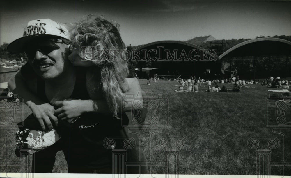 1993 Press Photo Dan Mendoza &amp; Stacy Nitschke at Alpine Valley Music Theatre - Historic Images