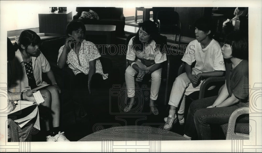 1989 Press Photo Japanese students at Alverno College discuss country problems - Historic Images