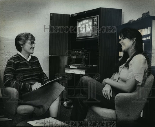 1983 Press Photo Ruth Qualich manager Alverno College's career lab w/ Nora Brava - Historic Images