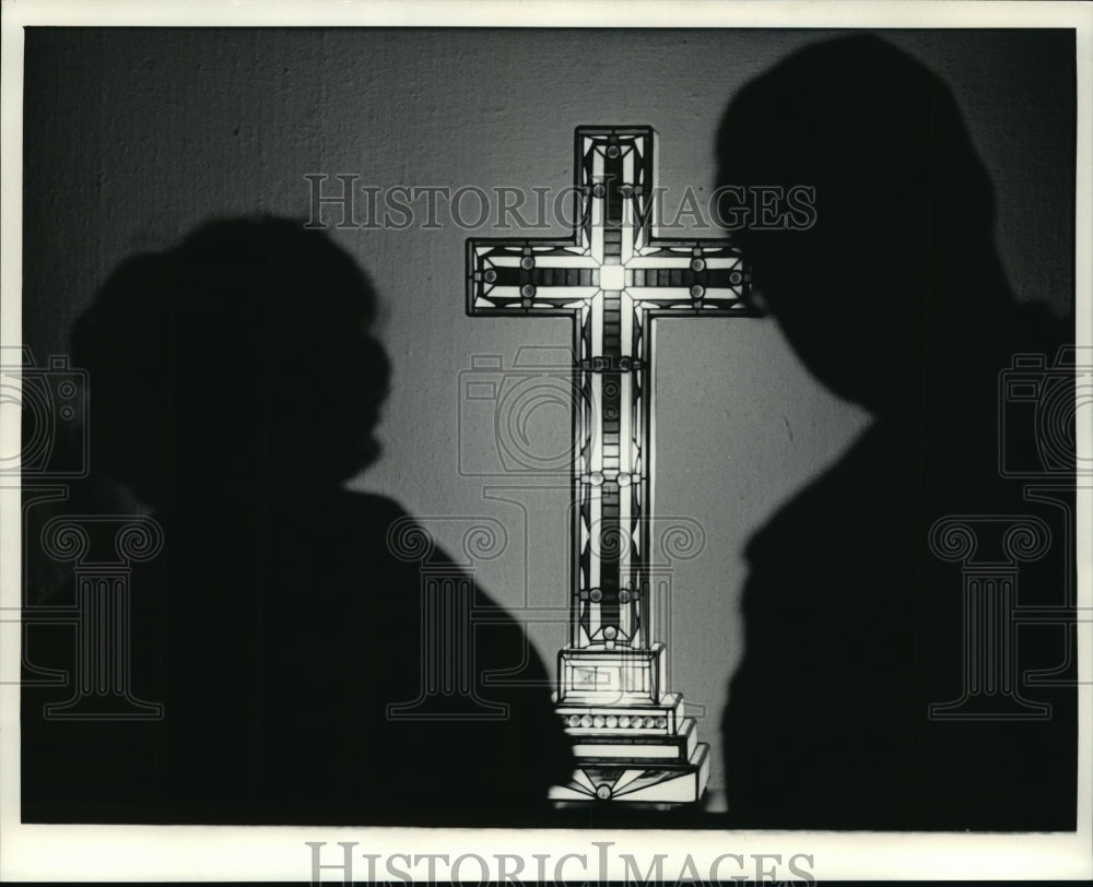 1984 Press Photo Altar cross by Paul Phelps at Alverno College&#39;s Fine Arts Gall - Historic Images