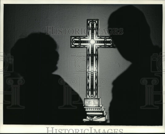 1984 Press Photo Altar cross by Paul Phelps at Alverno College's Fine Arts Gall - Historic Images