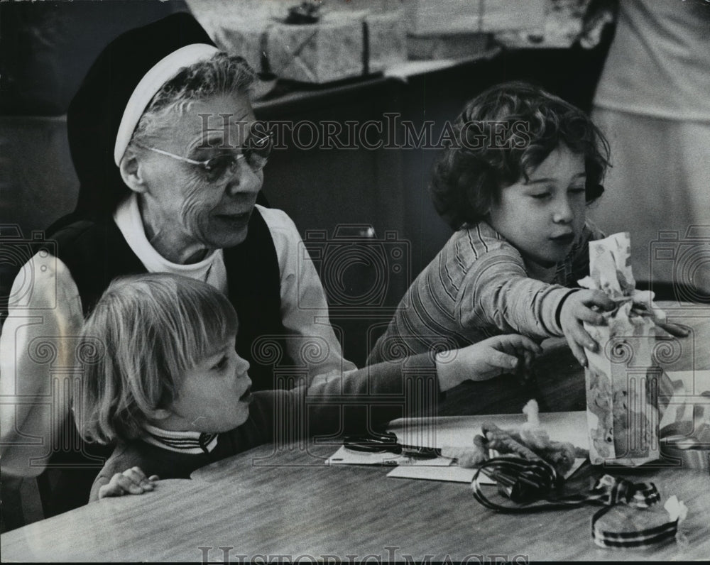 1974 Press Photo Sister Solano Granger, director Alverno College baby sitting - Historic Images