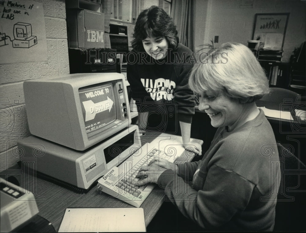 1988 Press Photo Eather Albert &amp; Bonnie Muench at Alverno Career Connections Ce - Historic Images