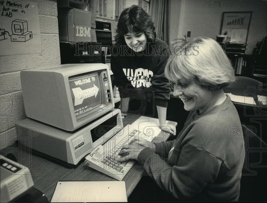 1988 Press Photo Eather Albert & Bonnie Muench at Alverno Career Connections Ce - Historic Images